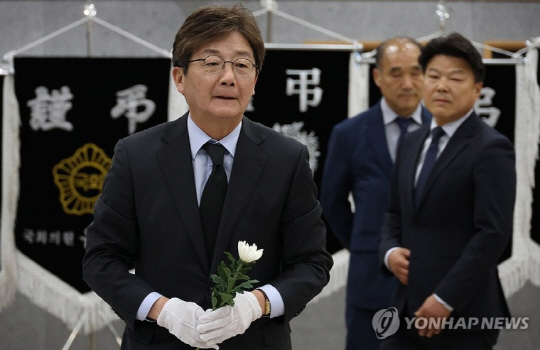 국민의힘 유승민 전 의원이 10일 대구 동구청 대회의실에 마련된 고 정궁호 기장 분향소를 찾아 조문하고 있다. 연합뉴스